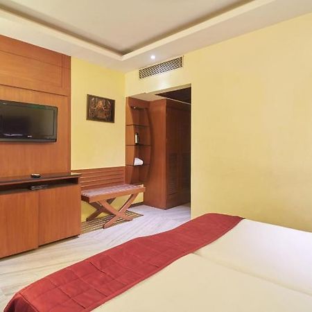 Hotel Dee Cee Manor Ченай Екстериор снимка
